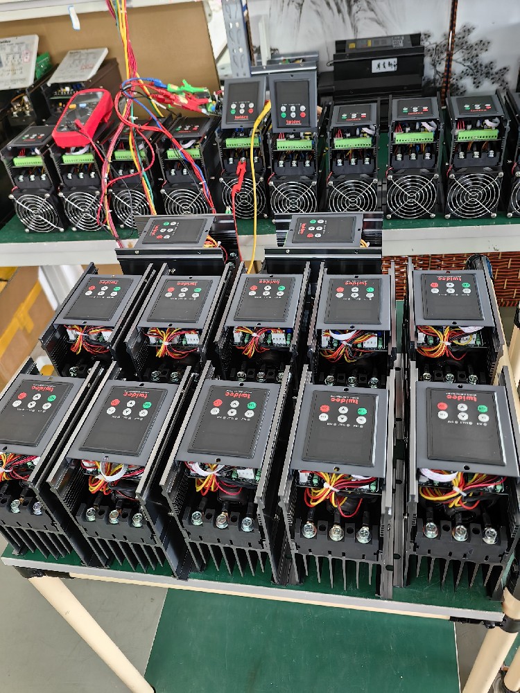 在工业加热应用中，，，，电力调解器怎样包管加热温度的稳固性？？？？？？